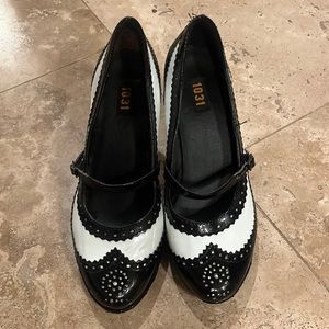 (8) 1031 Vintage Style Black & White Patent Leather Retro Heels